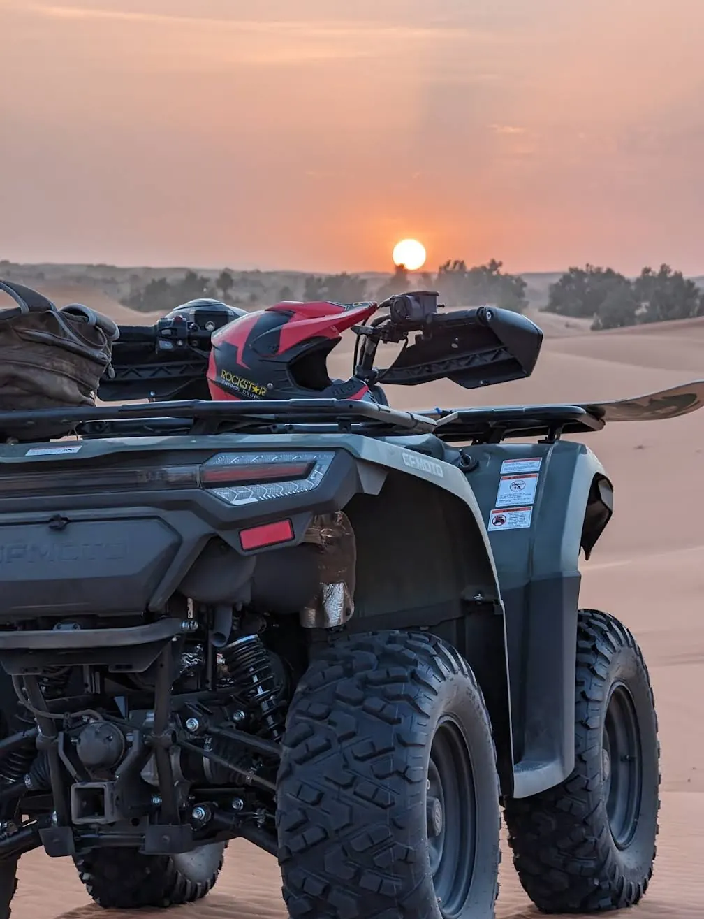 Quad-Fahrer wirbelt Wüstensand auf