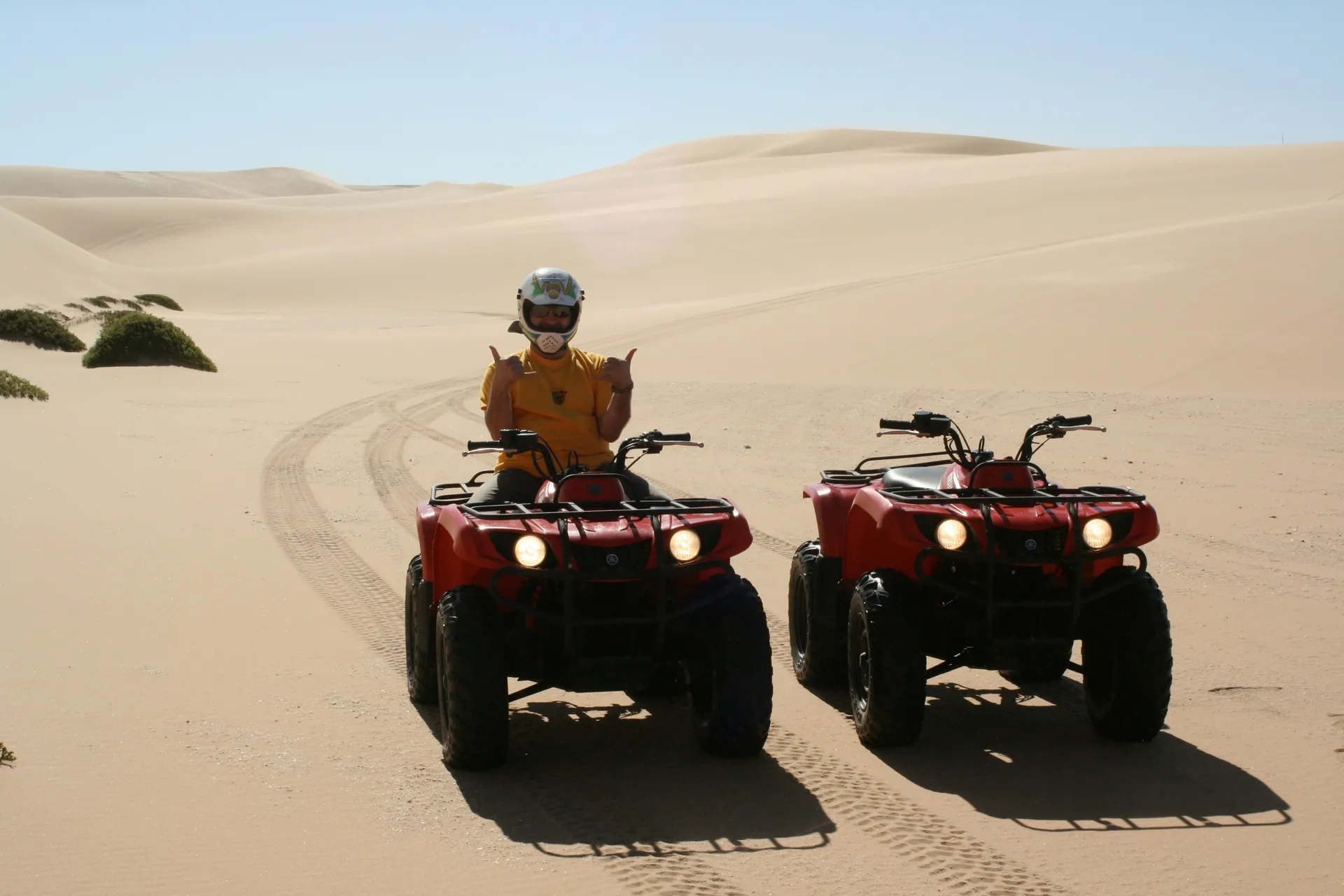 Zwei Quads auf einer hellen Dünenpiste
