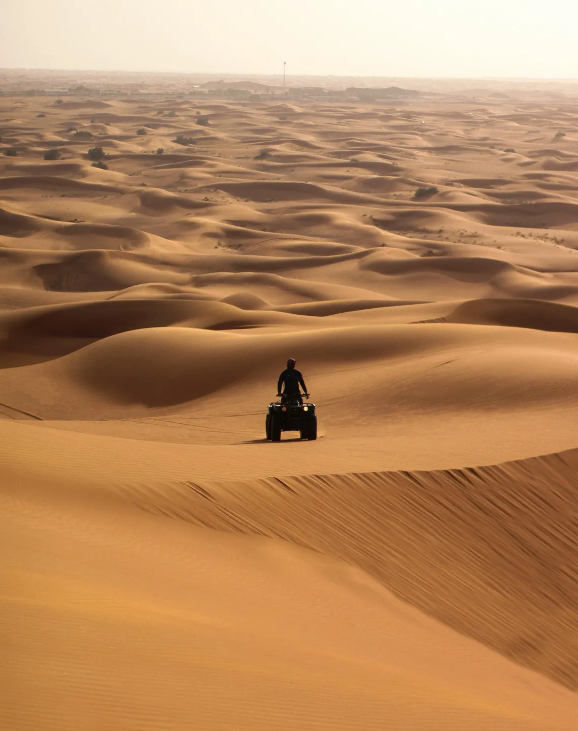 Quad-Fahrer in den weiten Dünen von Erg Chebbi
